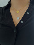 Load image into Gallery viewer, Van flower necklace
