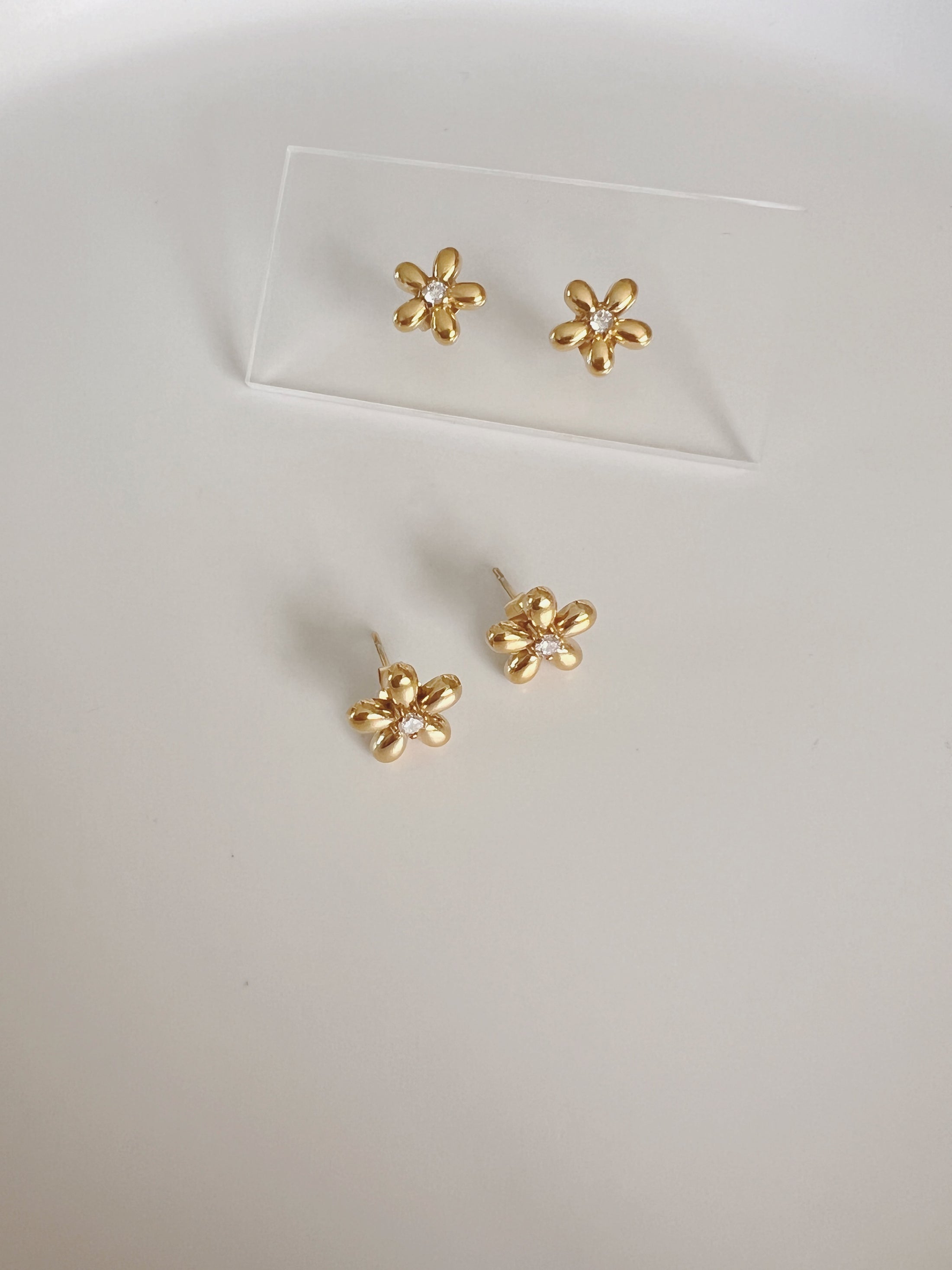 Versa flower stud