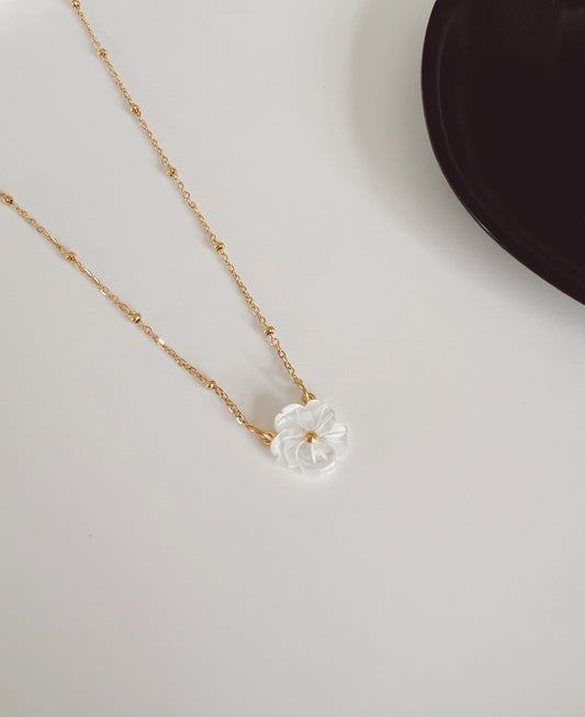 La flor necklace