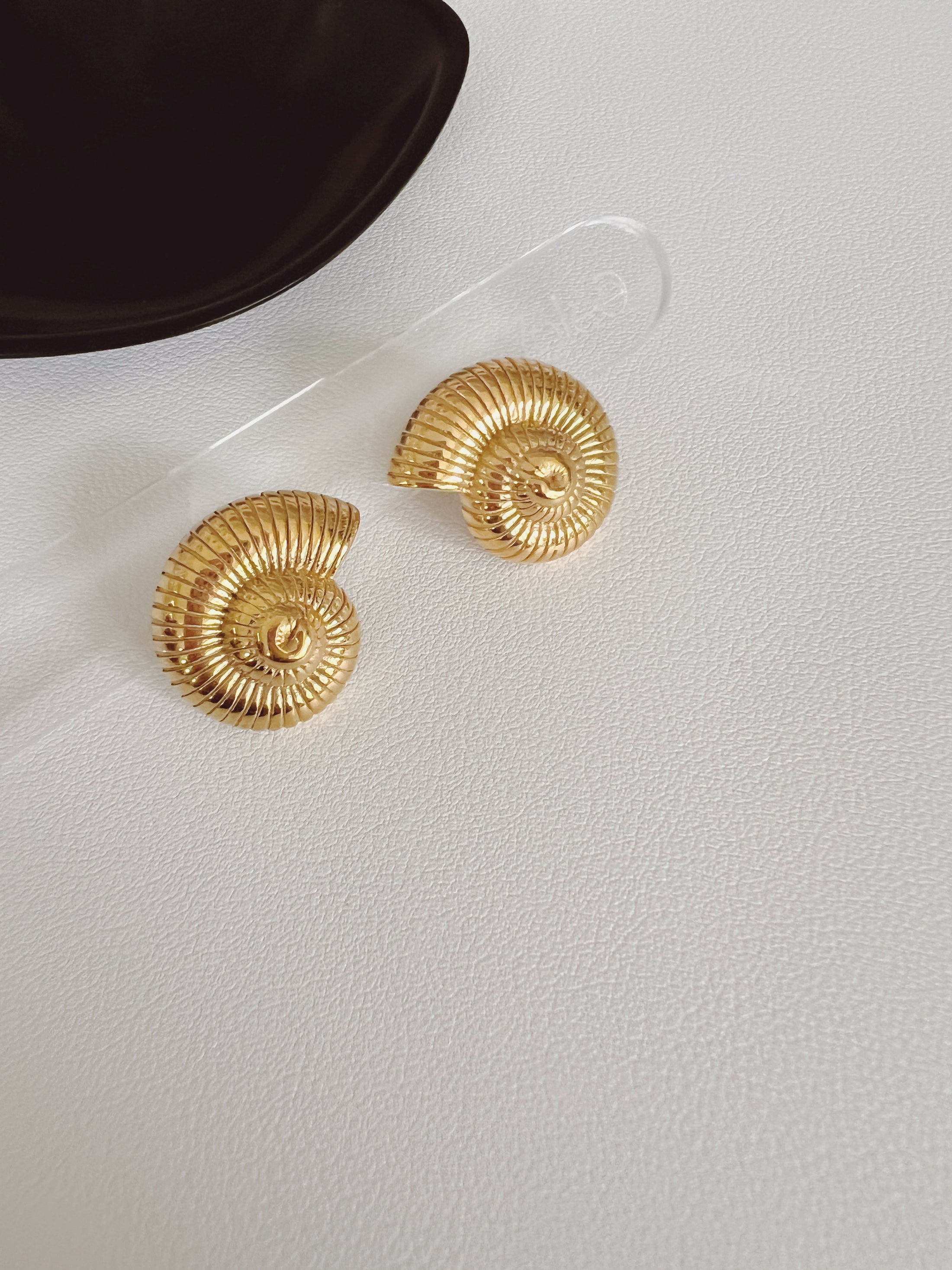 Spiral shell studs