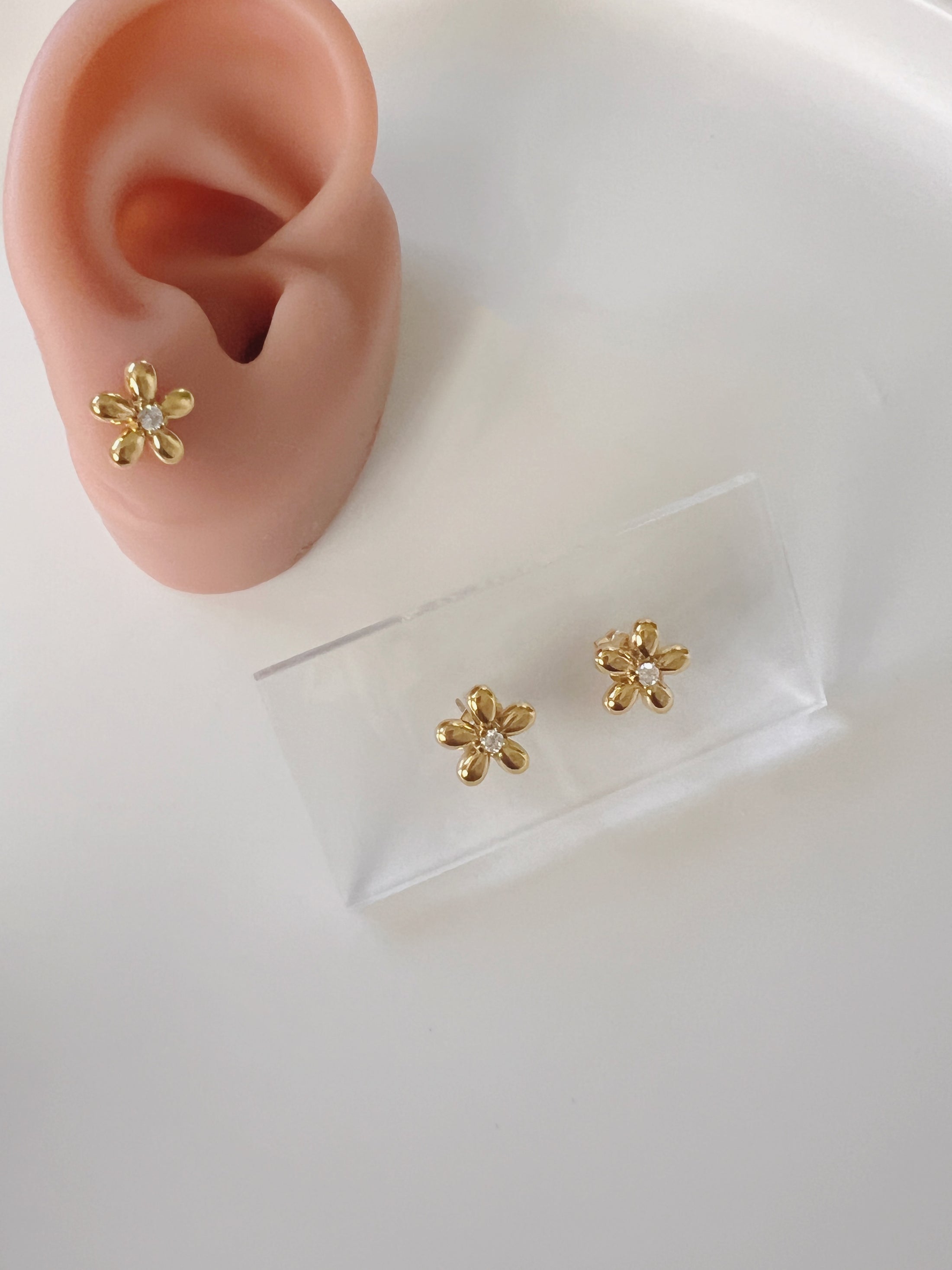 Versa flower stud