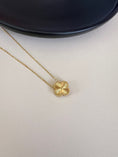 Load image into Gallery viewer, Gold clover necklace
