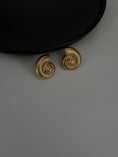 Load image into Gallery viewer, Spiral shell studs
